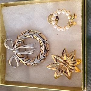 NWOT Holiday Pin Set